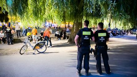 Bislang mussten Beamte der Berliner Polizei das Verbot alleine durchsetzen. Nun kriegen sie Unterstützung. 