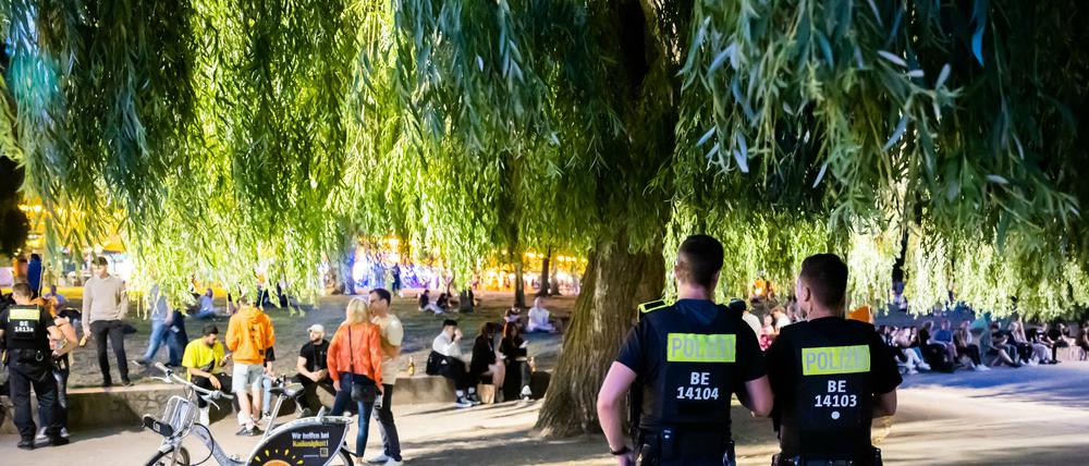 Bislang mussten Beamte der Berliner Polizei das Verbot alleine durchsetzen. Nun kriegen sie Unterstützung. 