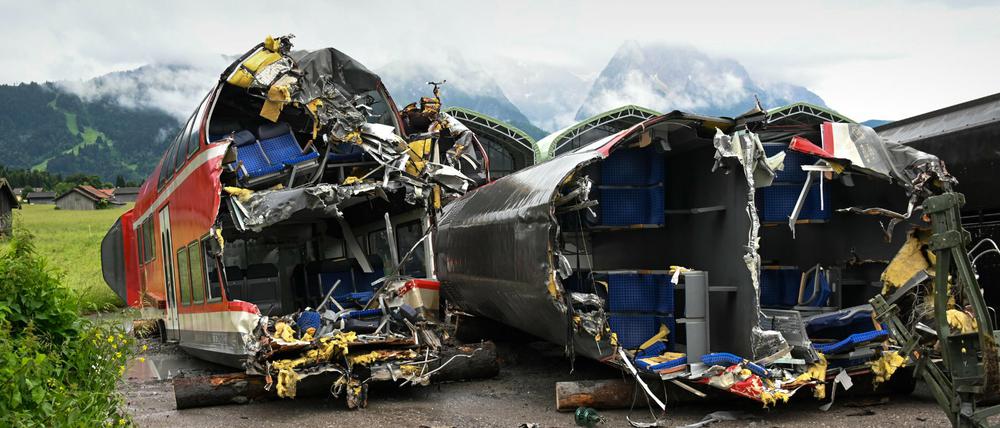 Zwei aufgeschnittene Zugwaggons liegen in der Nähe der Unglücksstelle auf einem Betriebshof. 