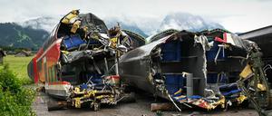 Zwei aufgeschnittene Zugwaggons liegen in der Nähe der Unglücksstelle auf einem Betriebshof.