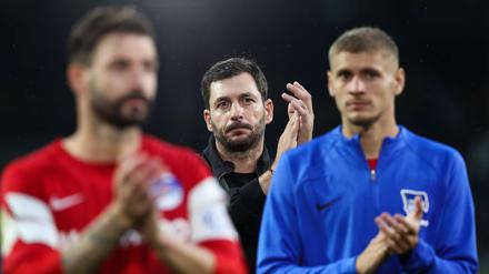 Bitteres Debüt. Sandro Schwarz (Mitte) erlebte einen extrem aufwühlenden und extrem schmerzhaften Start als Trainer von Hertha BSC.