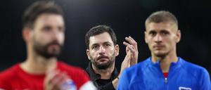 Bitteres Debüt. Sandro Schwarz (Mitte) erlebte einen extrem aufwühlenden und extrem schmerzhaften Start als Trainer von Hertha BSC.