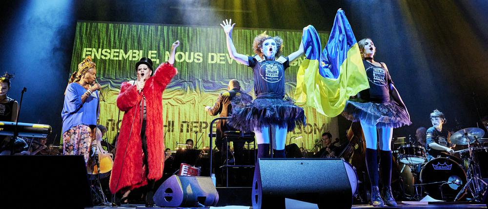 "Miss Knife et ses sœurs" mit Olivier Py, Angélique Kidjo, Dakh Daughters und dem 'Orchestre National Avignon-Provence.