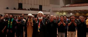 Anhänger des schiitischen Geistlichen al-Sadr beten während einer Sitzblockade im Parlament in Bagdad. 
