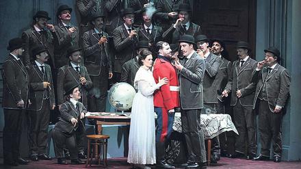 Pamina (Regula Mühlemann) und Tamino (Mauro Peter) müssen schwere Prüfungen bestehen auf dem Weg zur Glückseligkeit.