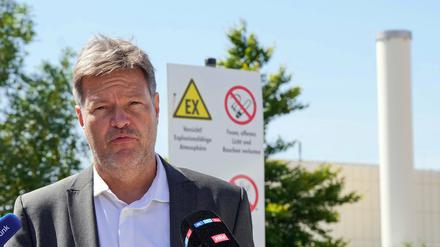 Robert Habeck (Bündnis 90/Die Grünen), Bundesminister für Wirtschaft und Klimaschutz, spricht nach seinem Besuch in der VNG Gasspeicher GmbH im Energiepark.