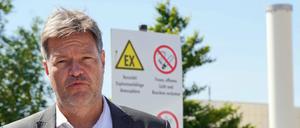 Robert Habeck (Bündnis 90/Die Grünen), Bundesminister für Wirtschaft und Klimaschutz, spricht nach seinem Besuch in der VNG Gasspeicher GmbH im Energiepark.