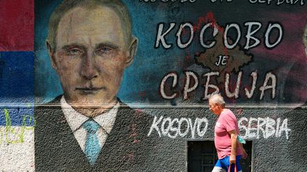 Serbien, Belgrad: Das Gesicht des russischen Präsidenten Putin prangt neben einem Schriftzug: «Kosovo ist Serbien».