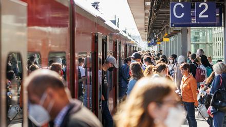 Fahrgäste steigen am Hauptbahnhof in Hannover in eine Regionalbahn der Deutschen Bahn. 