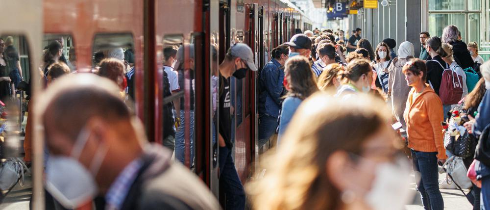 Fahrgäste steigen am Hauptbahnhof in Hannover in eine Regionalbahn der Deutschen Bahn.