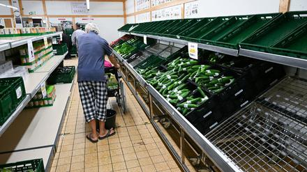 Müssen wirklich alle verzichten? Menschen kaufen in einem Tafelladen in Stuttgart Lebensmittel ein. Wohlfahrtsverbände fordern einen Sozialgipfel.