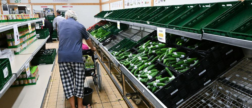 Müssen wirklich alle verzichten? Menschen kaufen in einem Tafelladen in Stuttgart Lebensmittel ein. Wohlfahrtsverbände fordern einen Sozialgipfel.