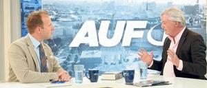 War früher in einer Neonazi-Gruppierung: Auf1-Chefredakteur Stefan Magnet (links) im Gespräch mit „Compact“-Gründer Jürgen Elsässer. Die österreichische Plattform Auf1 will eine Redaktion in Berlin aufbauen. Deutschland-Korrespondent soll der bisherige TV-Chef des rechtsextremen „Compact“-Magazins, Martin Müller-Mertens, werden. 