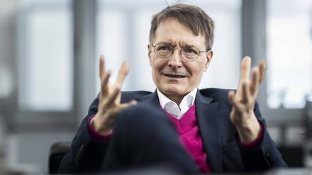 Karl Lauterbach spricht während eines Interviews in Berlin.
