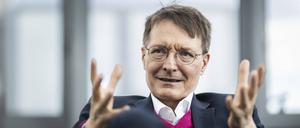 Karl Lauterbach spricht während eines Interviews in Berlin.