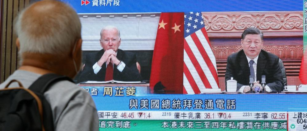 Mit Spannung verfolgt ein Passant die Nachrichten vom Telefonat zwischen den Präsidenten Xi Jinping and Joe Biden.