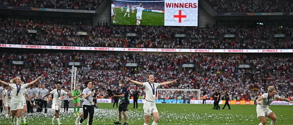 So sehen Siegerinnen aus. Die Engländerinnen nach ihrem Triumph in Wembley.