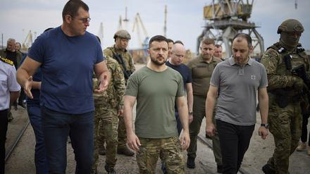 Wolodymyr Selenskyj (M), Präsident der Ukraine, mit Botschaftern verschiedener Länder und UN-Beamten, während seines Besuchs im Hafen in Chornomork.