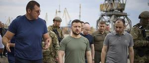 Wolodymyr Selenskyj (M), Präsident der Ukraine, mit Botschaftern verschiedener Länder und UN-Beamten, während seines Besuchs im Hafen in Chornomork.