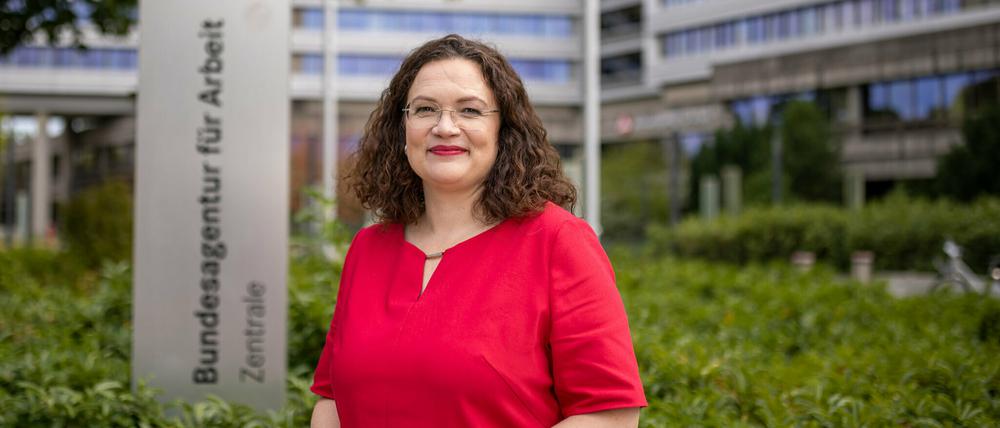 Mit auffälligem Rot Tatkraft demonstrieren vor der eigenen Behörde: Andrea Nahles, neue Chefin der Bundesagentur für Arbeit (BA).