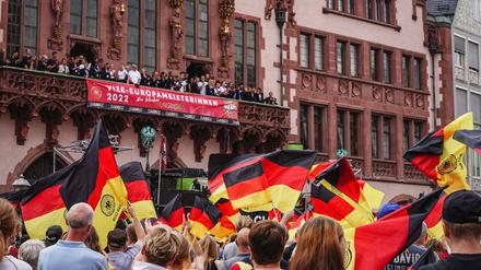 Tausende Fans bejubelten das DFB-Team auf dem Frankfurter Römer.