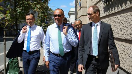CDU-Chef Friedrich Merz unterwegs in Warschau mit seinem Fraktionskollegen Paul Ziemiak (links).