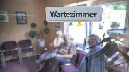 Gesetzlich Versicherten könnten lange Wartezeiten drohen.
