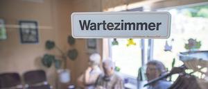 Gesetzlich Versicherten könnten lange Wartezeiten drohen.