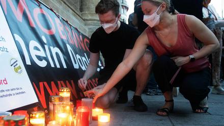 Auf dem Stephansplatz in Wien trauern Menschen um Lisa-Maria Kellermayr.