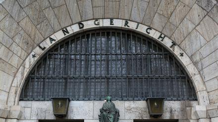 Der Beschuldigte soll von September 2020 bis Februar 2022 immer wieder andere Menschen attackiert haben. 