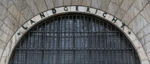 Der Beschuldigte soll von September 2020 bis Februar 2022 immer wieder andere Menschen attackiert haben. 