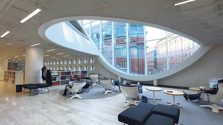 Blick in eine Leselandschaft der Universitätsbibliothek von Helsinki.