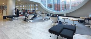 Blick in eine Leselandschaft der Universitätsbibliothek von Helsinki.