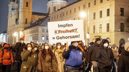 Impfgegner:innen bei einer Demonstration.