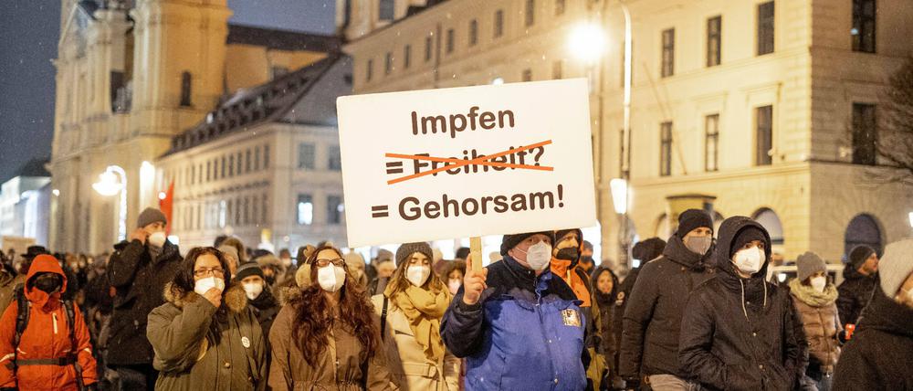 Impfgegner:innen bei einer Demonstration.