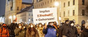 Impfgegner:innen bei einer Demonstration.