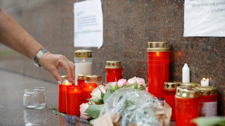 Trauernde legen Blumen und Kerzen vor dem Gesundheitsministerium in Wien nieder, um der verstorbenen Ärztin zu gedenken.