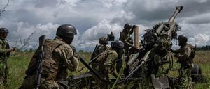 Ukrainische Soldaten schießen in Charkiw auf russische Soldaten.