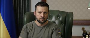 Der Präsident der Ukraine spricht während seiner nächtliche Videoansprache an die Nation.