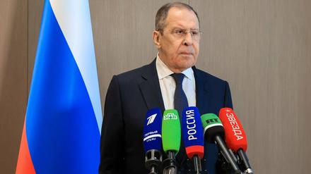 Der russische Außenminister spricht während einer Pressekonferenz.