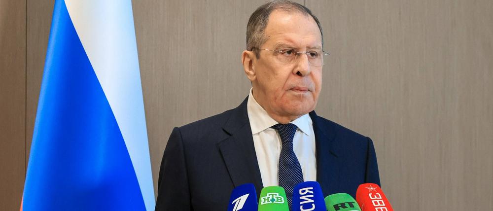 Der russische Außenminister spricht während einer Pressekonferenz.