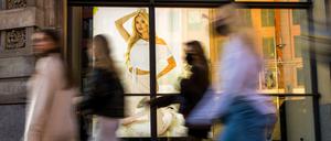 Passanten gehen an einem Modegeschäft am Hackeschen Markt vorbei. Der Textilhandel hat in Berlin besonders große Probleme. 
