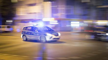 Die Männer sollen den 55-Jährigen mit Fußtritten gegen den Kopf und Oberkörper attackiert und ihm dann seine Tasche gestohlen haben.