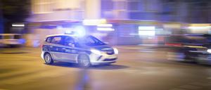 Ein Polizeiwagen rast zu einem Einsatz. (Symbolbild)