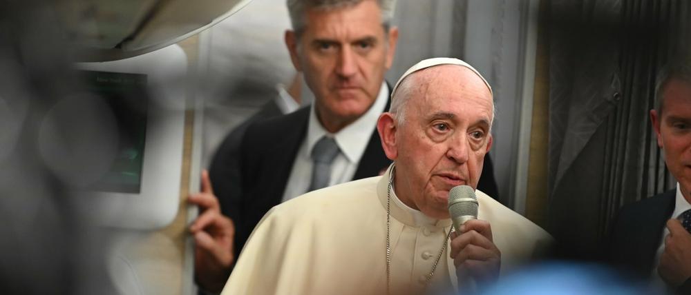 Papst Franziskus spricht vor Journalisten im Flugzeug auf der Rückreise aus Kanada. 