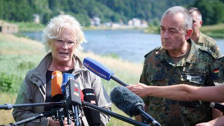 Michael Kretschmer und Lambrecht besuchen Einsatzkräfte im Waldbrandgebiet Sächsische Schweiz.