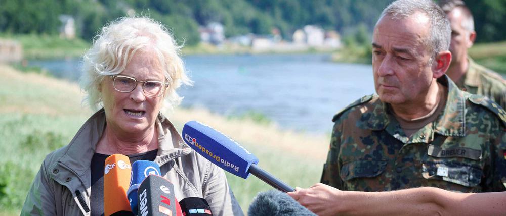 Michael Kretschmer und Lambrecht besuchen Einsatzkräfte im Waldbrandgebiet Sächsische Schweiz.