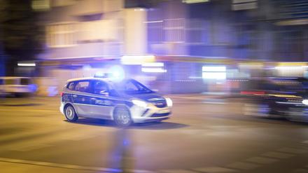 Wie die Polizei am Samstag berichtete, wehrte sich der 28-Jährige dabei am Freitagabend, so dass ein Polizist leicht verletzt wurde.