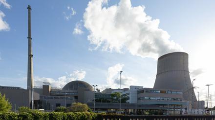 Blick auf das Kernkraftwerk Emsland (KKE) mit seinem Kühlturm. 