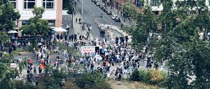 Sogenannte Querdenker demonstrieren am Askanischen Platz in Berlin. 